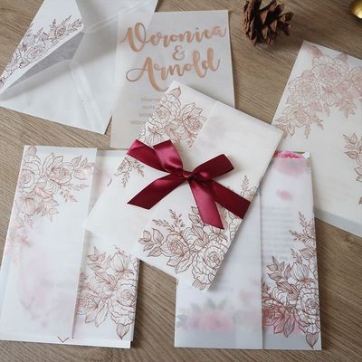 Inviti al matrimonio in pergamena vegetali tagliati al laser con disegno di rosa e timbro termico