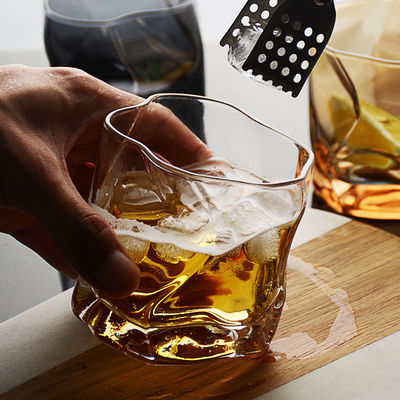 Coppa di vino in cristallo con linee contorte Logo personalizzato e opzioni multicolore