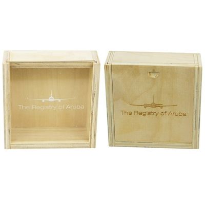 Altre scatole in legno da regalo 10x10x3.8cm di colore naturale con coperchio scorrevole di TIMBER