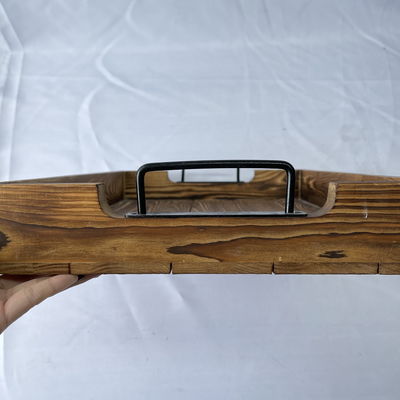Disegni personalizzati accettati vassoio rustico rettangolare in legno con maniglie metalliche