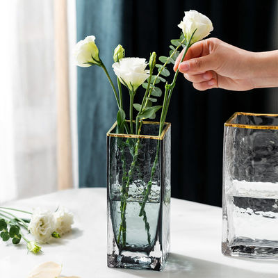 Vaso di cristallo in vetro rettangolare in massa - un elemento indispensabile per i matrimoni e per altre occasioni