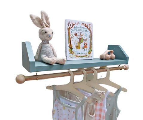 Come richiesto Mensola blu con rivestimento organizzare i vestiti del bambino