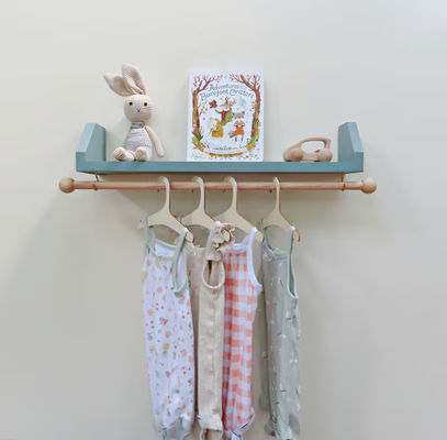 Come richiesto Mensola blu con rivestimento organizzare i vestiti del bambino