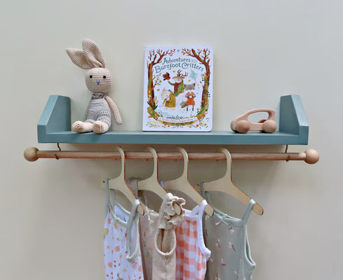 Come richiesto Mensola blu con rivestimento organizzare i vestiti del bambino
