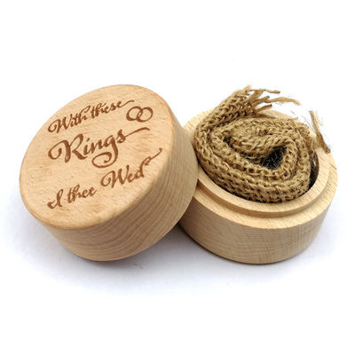 Piccola scatola di anelli in legno per una bella proposta di matrimonio fatta a mano di faggio e noce