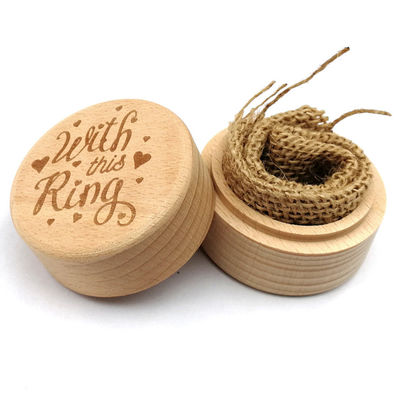 Piccola scatola di anelli in legno per una bella proposta di matrimonio fatta a mano di faggio e noce