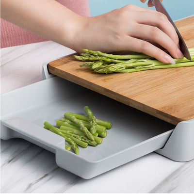 Comodo tabellone da taglio rettangolare di colore naturale in bambù per tagliare facilmente