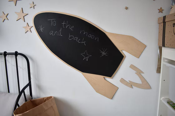 All-Season Toddler Montessori Rocket Tavola di gesso in legno con stelle in design moderno