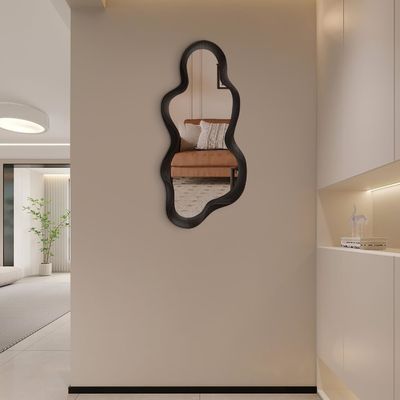 Bello arredamento domestico Specchio irregolare a muro con cornice di legno nero e decorazione moderna del bagno
