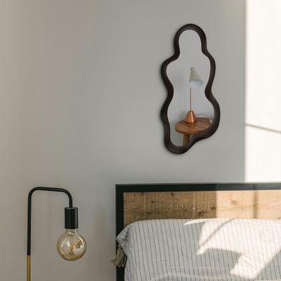 Bello arredamento domestico Specchio irregolare a muro con cornice di legno nero e decorazione moderna del bagno