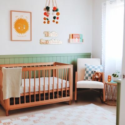 Risparmia spazio e aggiungi stile al vivaio dei tuoi bambini con il muro di libreria galleggiante in acrilico