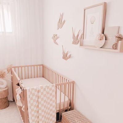 Risparmia spazio e aggiungi stile al vivaio dei tuoi bambini con il muro di libreria galleggiante in acrilico