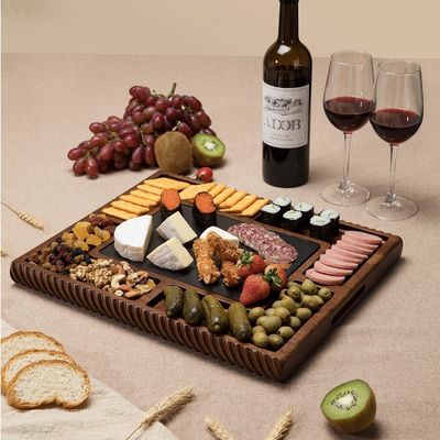 Servite il vostro formaggio con stile con il nostro set di posate in lamiera e acciaio inossidabile a doppio lato