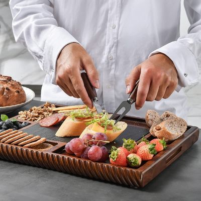 Servite il vostro formaggio con stile con il nostro set di posate in lamiera e acciaio inossidabile a doppio lato