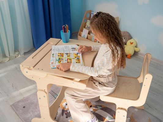 Montessori Kids Study Furniture Set Dimensioni personalizzate Scrivania e sedia in legno con tavolo in gesso