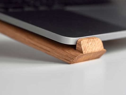 Logo personalizzato Logo accettabile Verniciato Legno Laptop Stand per scrivania