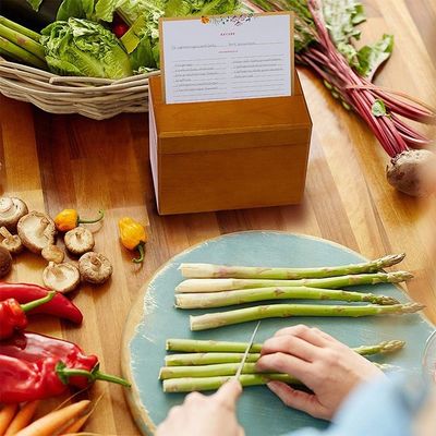 Comodo deposito di 250 carte di ricette nella scatola di ricette da cucina in legno di pino.3