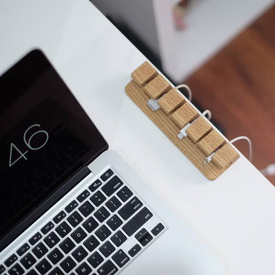 Organizzatore di carica e cavo di legno stampato su schermo di seta per portacarica da tavolo quadrato