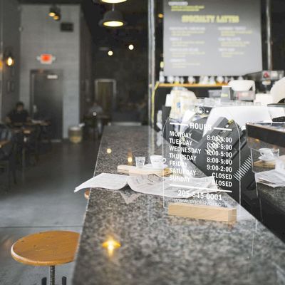 Come richiesto Acrilico Bar Bevande Lista Segno di Nozze con Stand di Legno Personalizzato