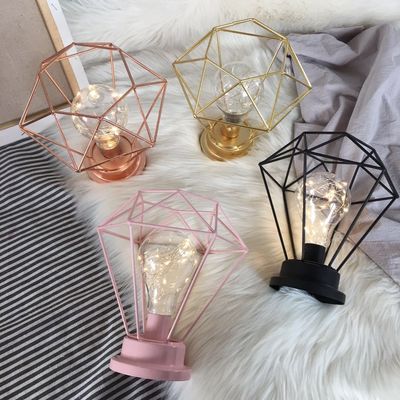 Costo campione gratuito Logo personalizzato filo metallico lanterna a LED lampada da tavolo con tubo di vetro e lampadina LED