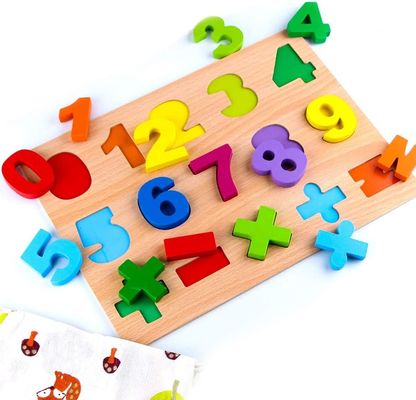 Campione di puzzle di alfabeto e numeri in legno gratuiti per lo sviluppo dell'istruzione