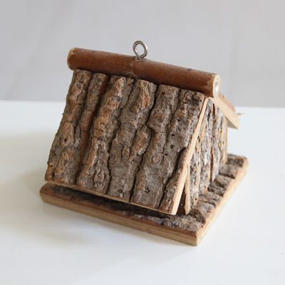 Casa per uccelli in legno stampata su vetrina di seta, artigianale e rispettosa dell'ambiente