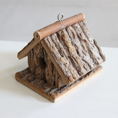 Casa per uccelli in legno stampata su vetrina di seta, artigianale e rispettosa dell'ambiente