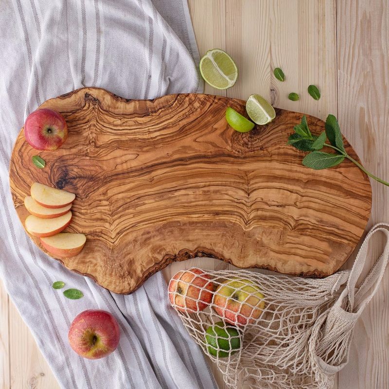 Tavola di taglio di legno d'oliva personalizzata e ecologica per il taglio e il formaggio