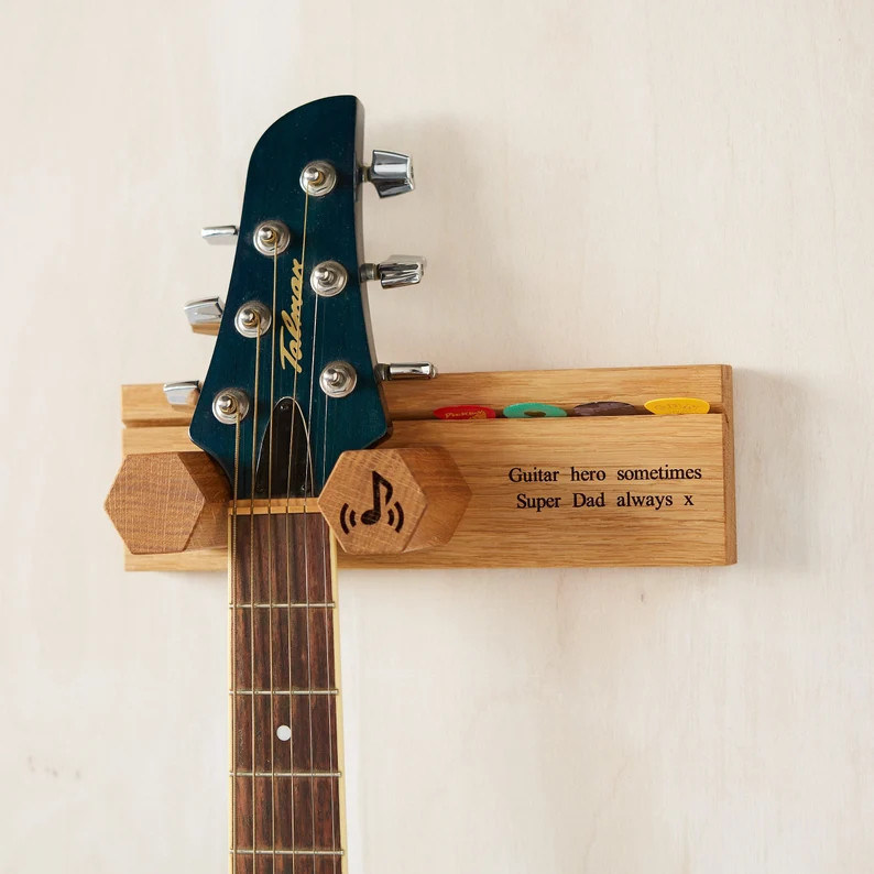 Stand per la chitarra in legno con supporto a parete personalizzato per il tuo spazio di esibizione