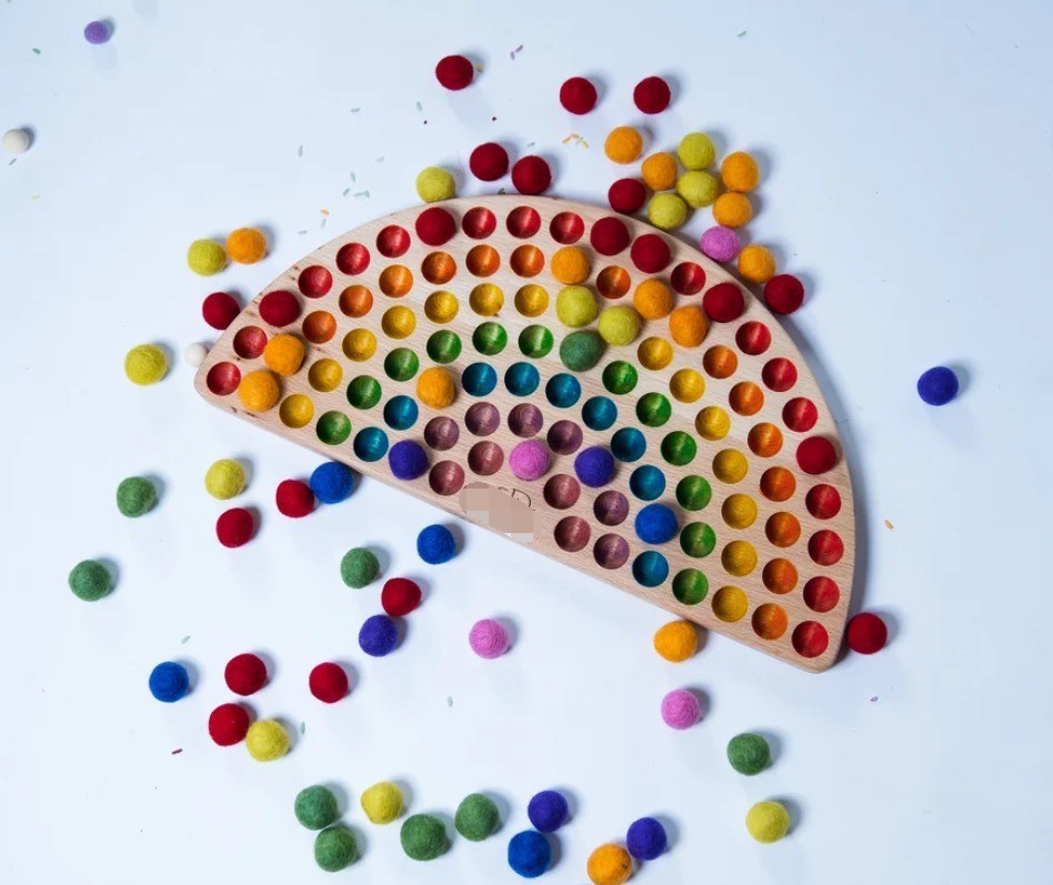 Giocattolo di apprendimento a colori di arcobaleno Montessori in legno fatto a mano per bambini di 2-4 anni su richiesta