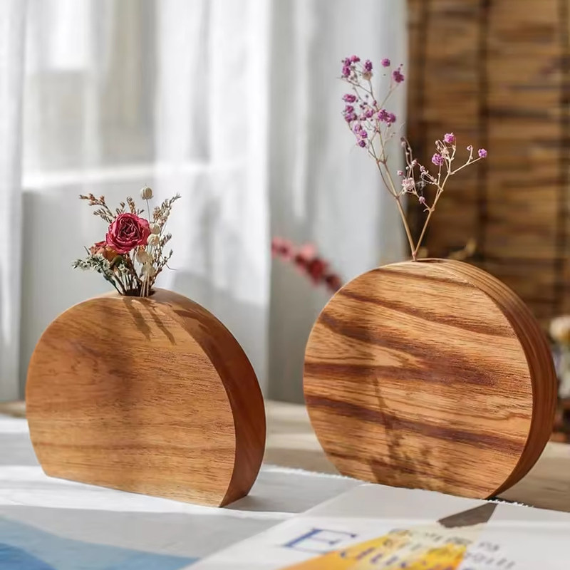 Vaso in legno in stile moderno in grado di inserire fiori per l'occasione dell'anniversario