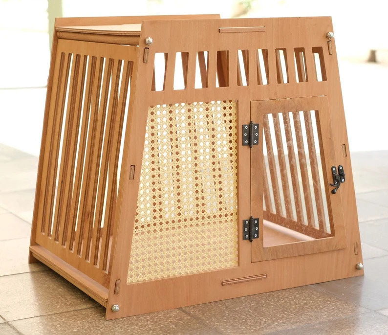 Casa per cani e gatti in legno naturale con porta in bianco