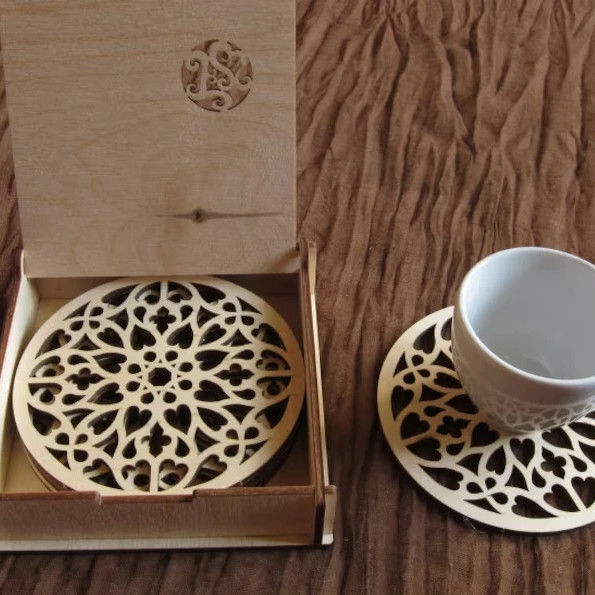 Sottopiani in rosetta di legno per tazze di caffè in betulla naturale e design rustico gotico