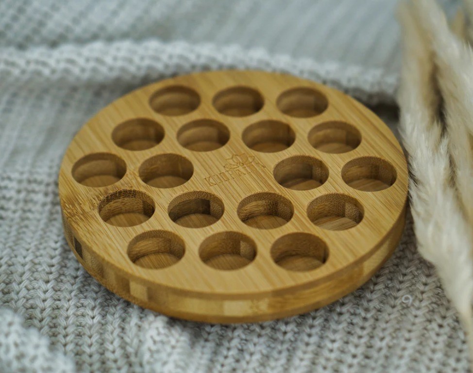 Stand in legno funzionale per la conservazione efficiente di bottiglie di olio a forma circolare