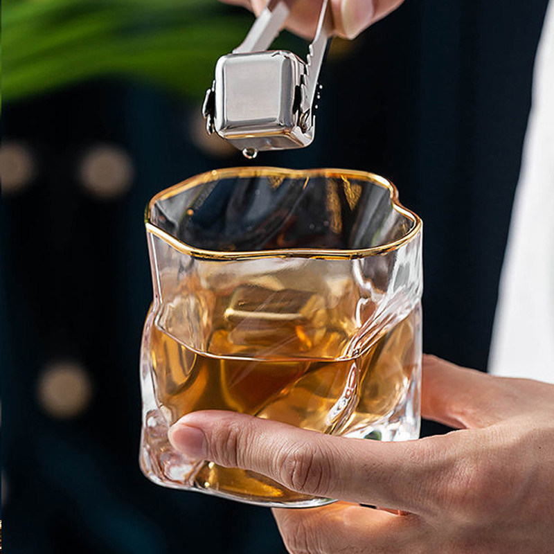 Coppa di vino in cristallo con linee contorte Logo personalizzato e opzioni multicolore